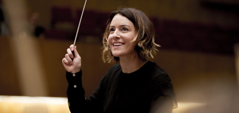 La directora mexicana Alondra de la Parra dirigirá a la Orquesta Nacional de España los días 14, 15 y 16 de mayo
