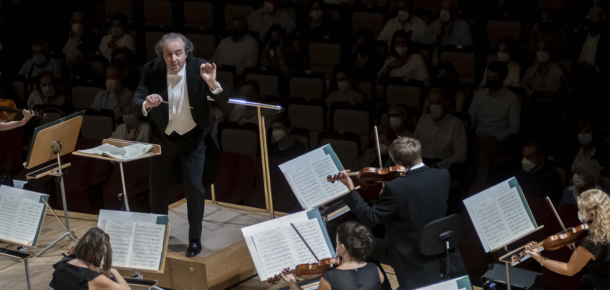 La música de Kaija Saariaho llega a los atriles de la ONE de la mano de Juanjo Mena